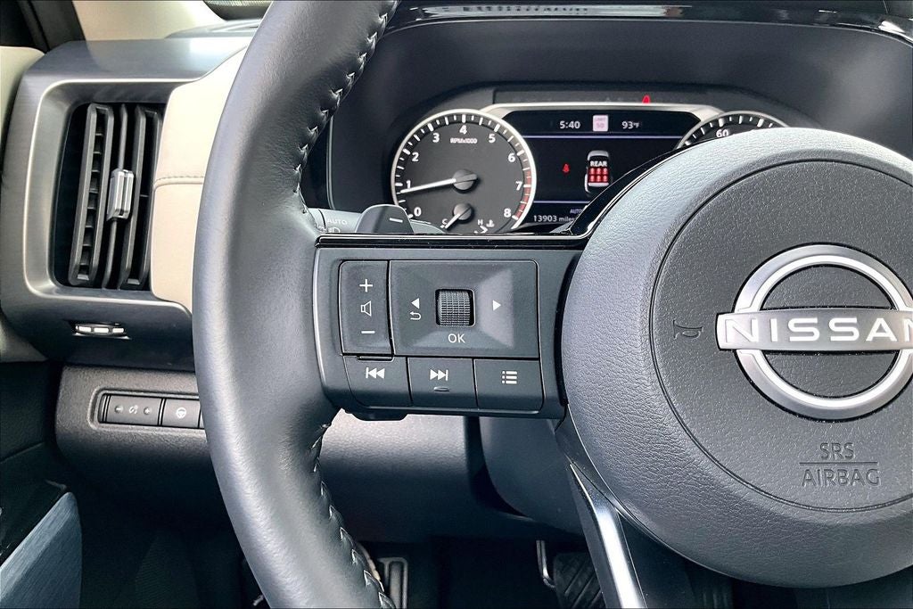 2025 Nissan Pathfinder SL
