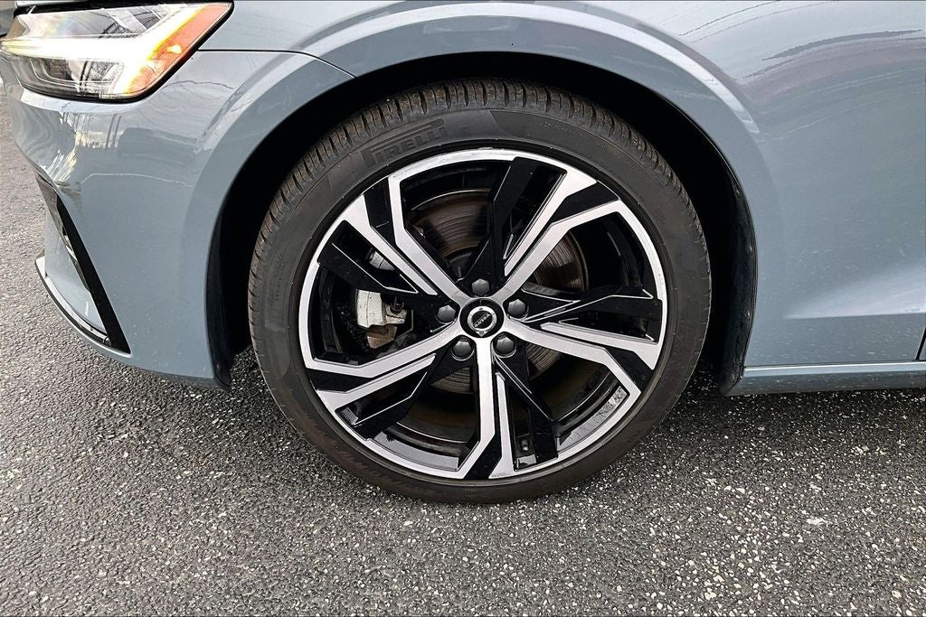 2024 Volvo S60 B5 Core Dark Theme