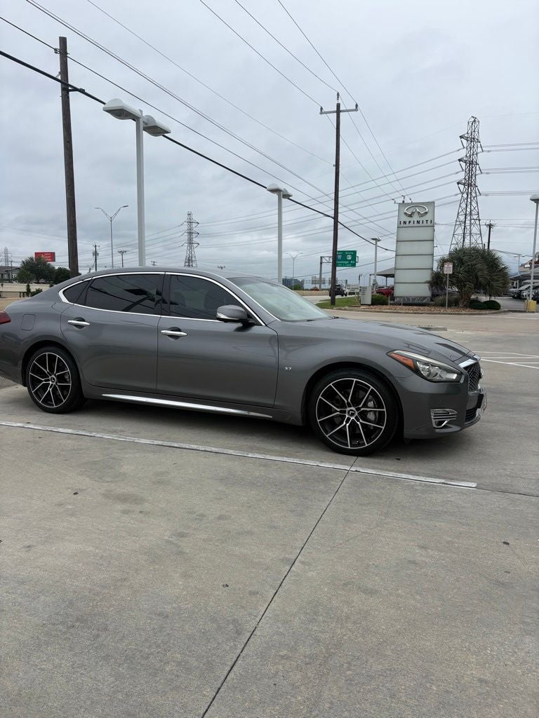 2017 INFINITI Q70L 3.7