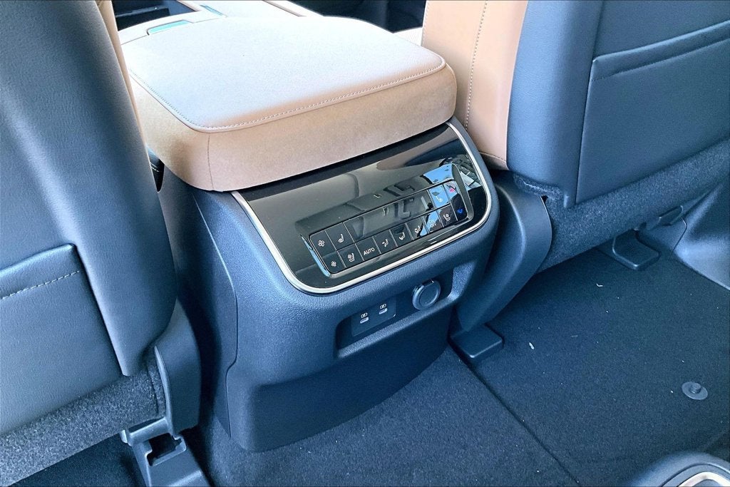 2027 INFINITI QX80 LUXE