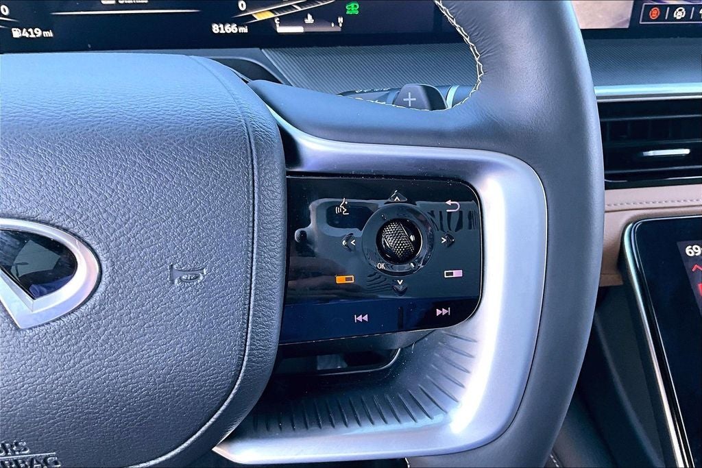 2025 INFINITI QX80 LUXE