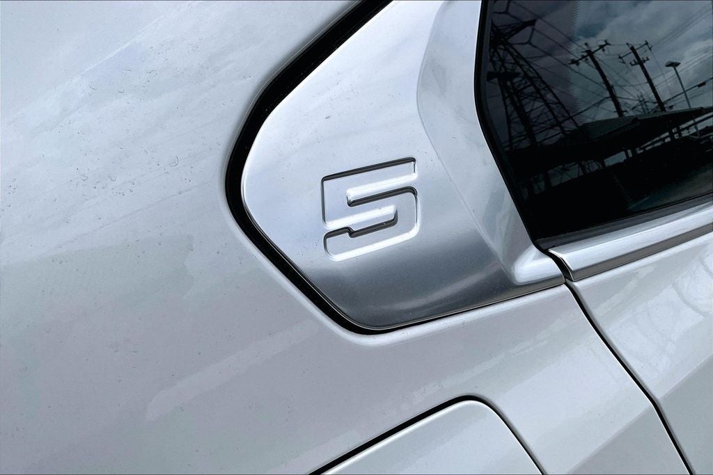 2025 BMW 5 Series 530i