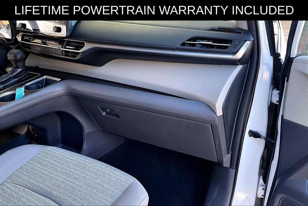 2022 Toyota Sienna LE 8 Passenger