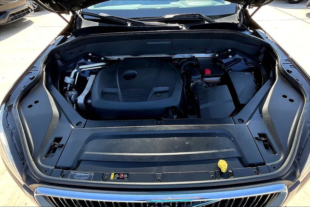 2016 Volvo XC90 T6 Momentum