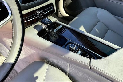 2016 Volvo XC90 T6 Momentum