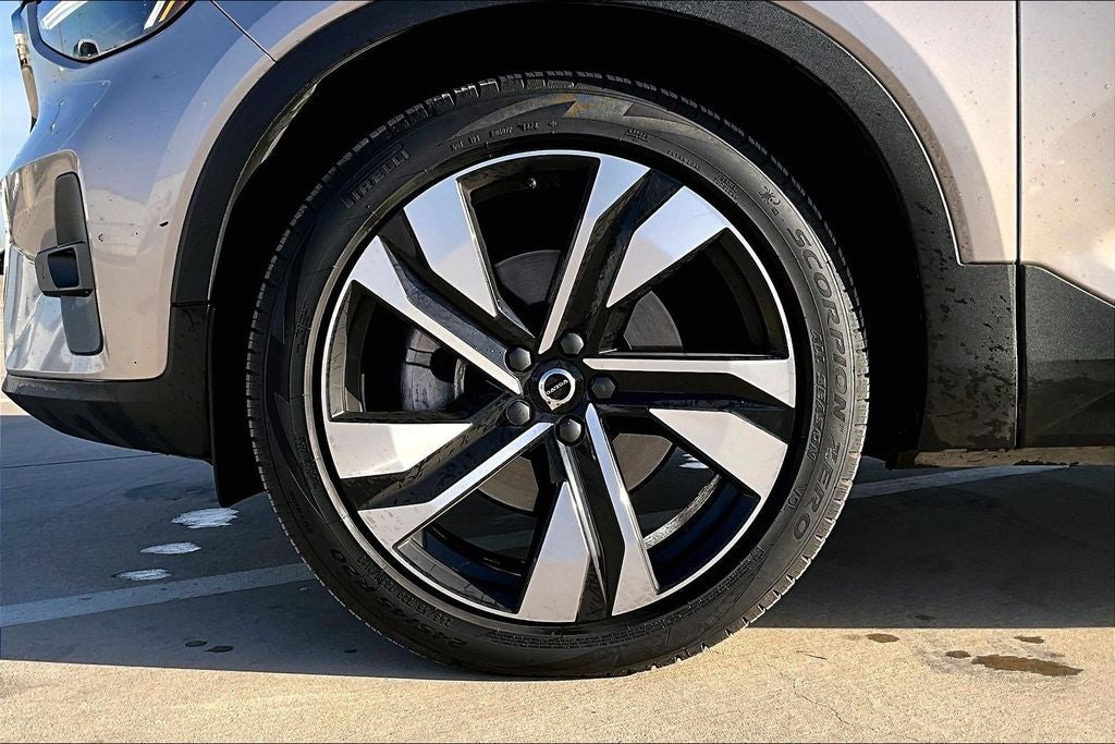 2023 Volvo XC40 B4 Plus Bright Theme