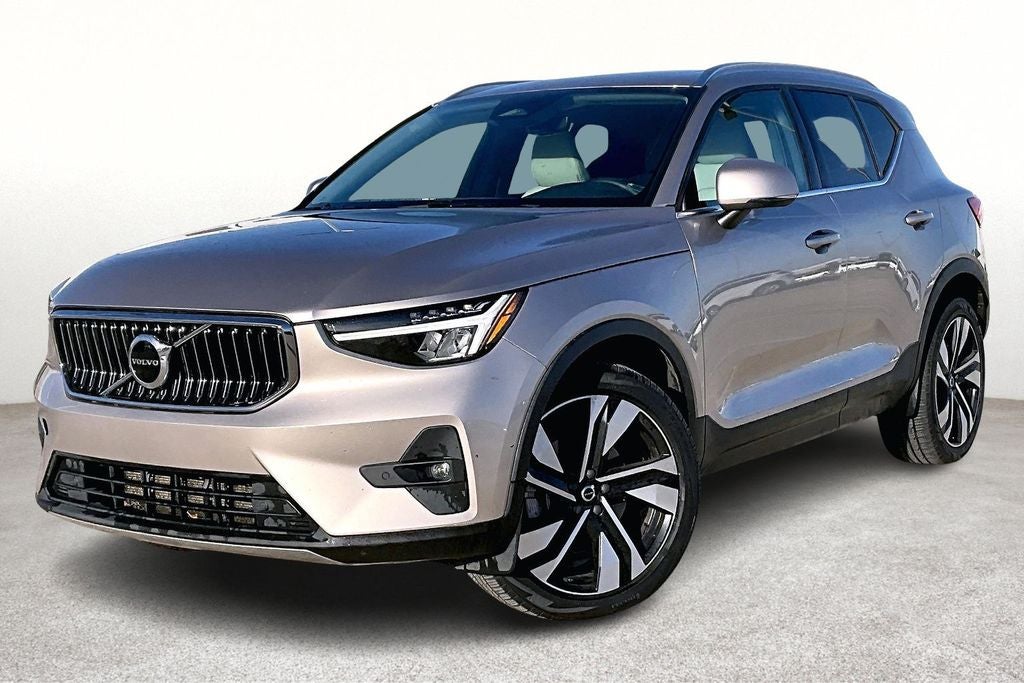2023 Volvo XC40 B4 Plus Bright Theme