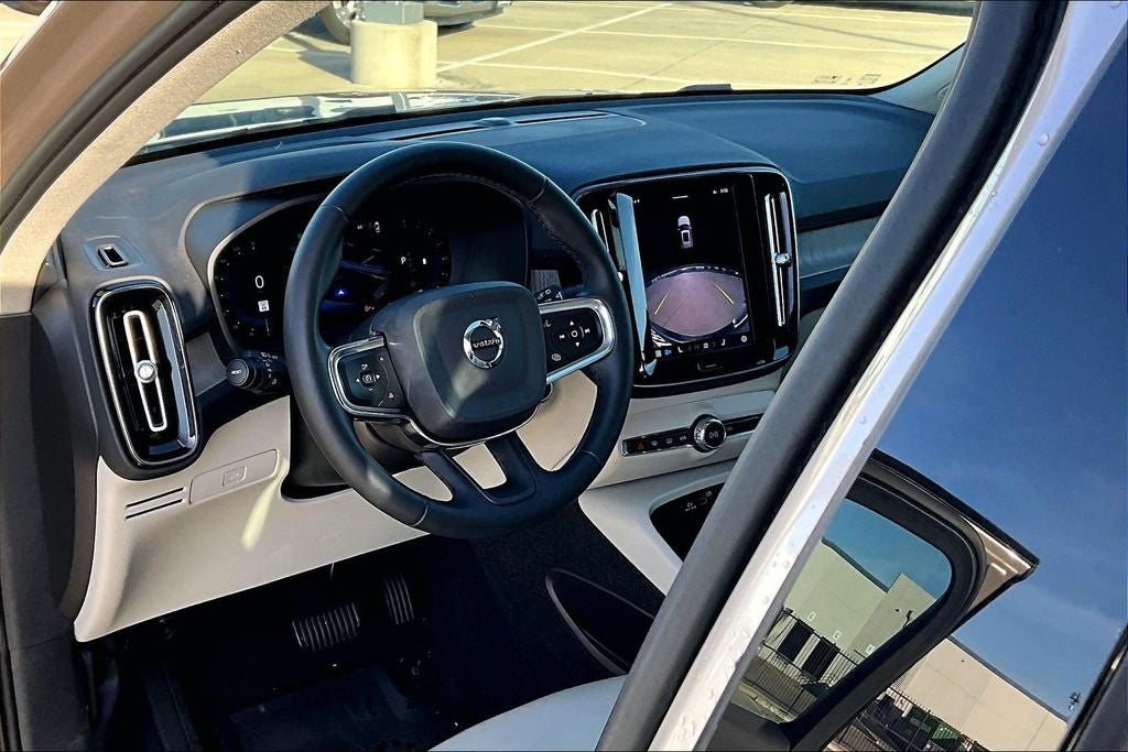 2023 Volvo XC40 B4 Plus Bright Theme