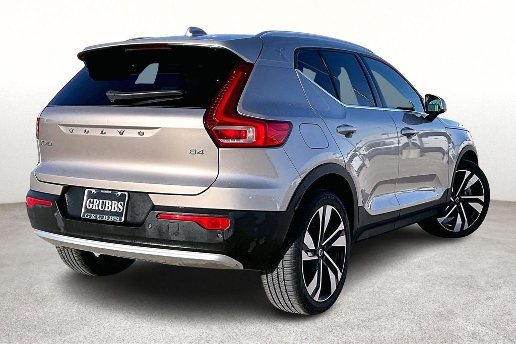 2023 Volvo XC40 B4 Plus Bright Theme