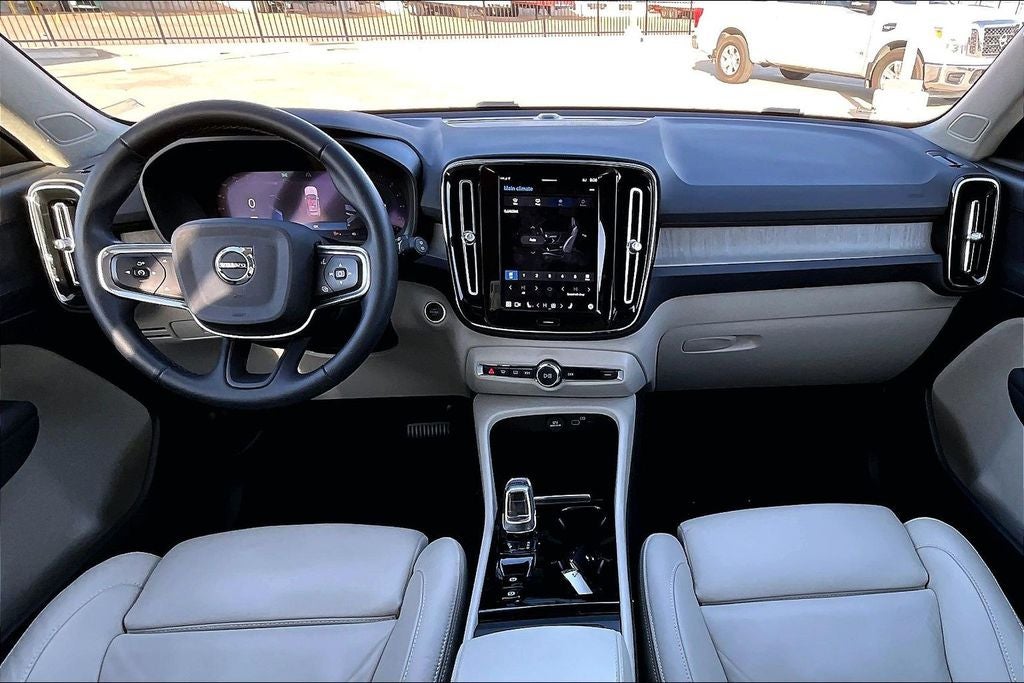 2023 Volvo XC40 B4 Plus Bright Theme