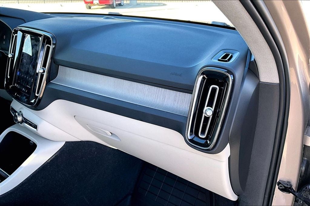 2023 Volvo XC40 B4 Plus Bright Theme