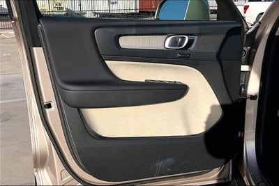 2023 Volvo XC40 B4 Plus Bright Theme