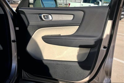 2023 Volvo XC40 B4 Plus Bright Theme