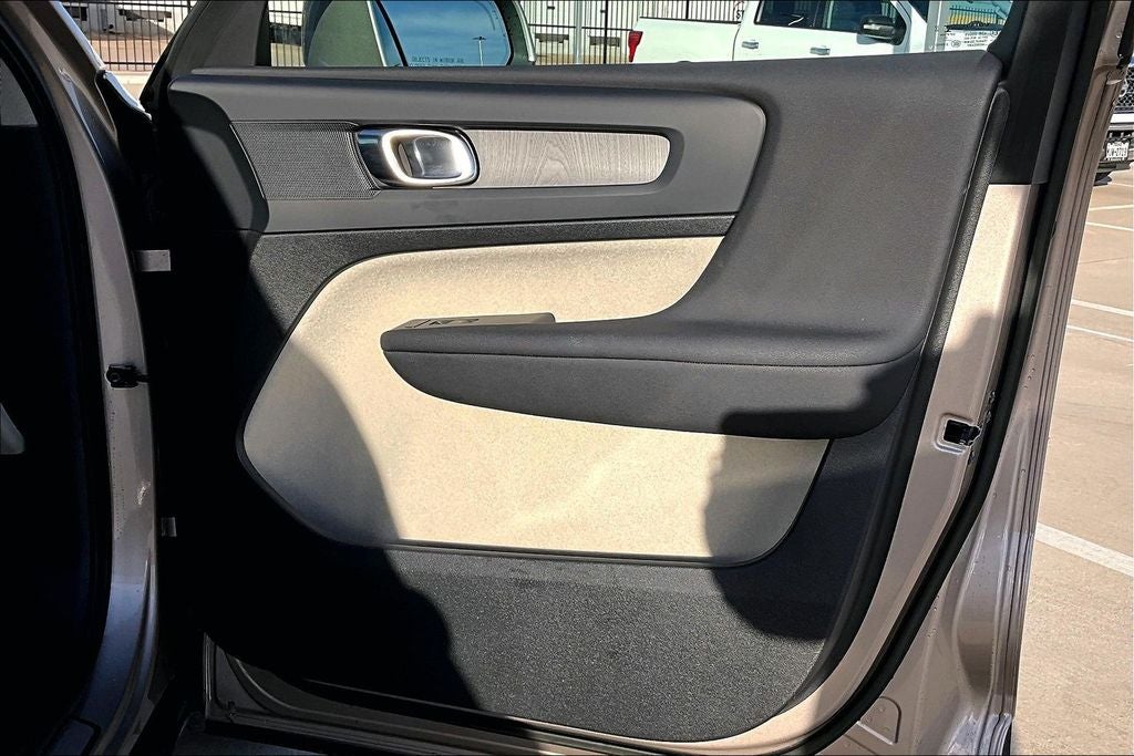 2023 Volvo XC40 B4 Plus Bright Theme