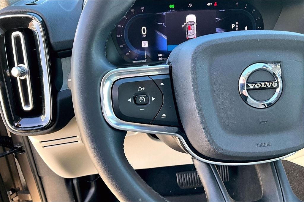 2023 Volvo XC40 B4 Plus Bright Theme
