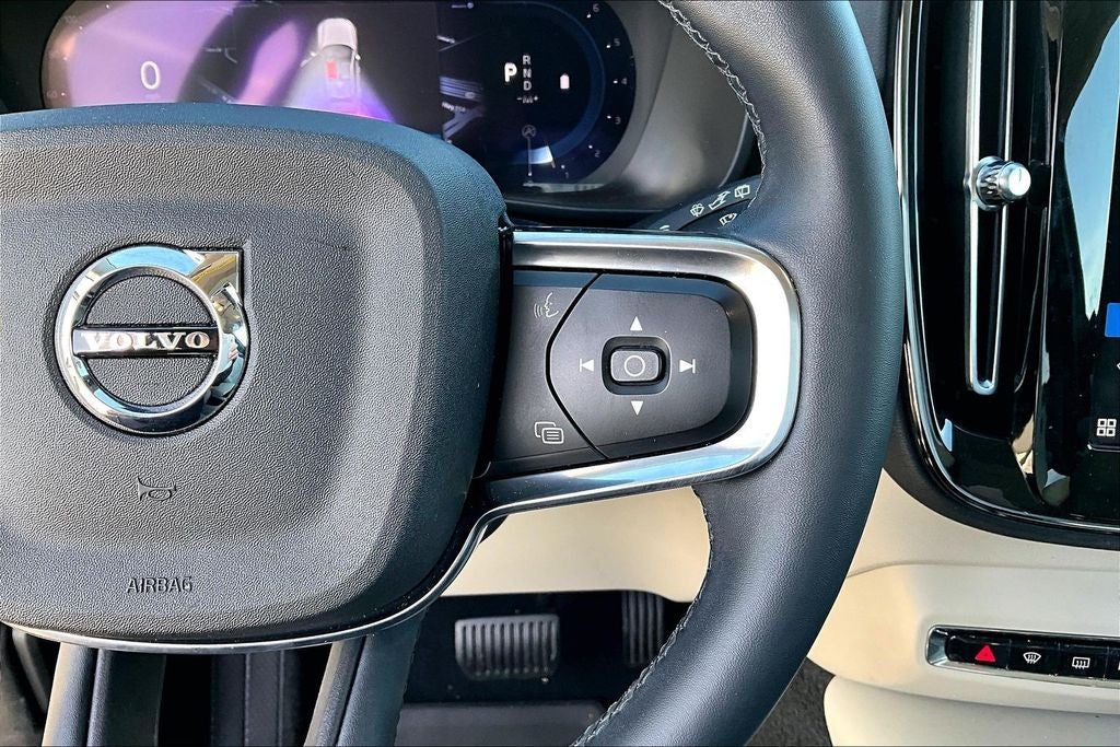 2023 Volvo XC40 B4 Plus Bright Theme