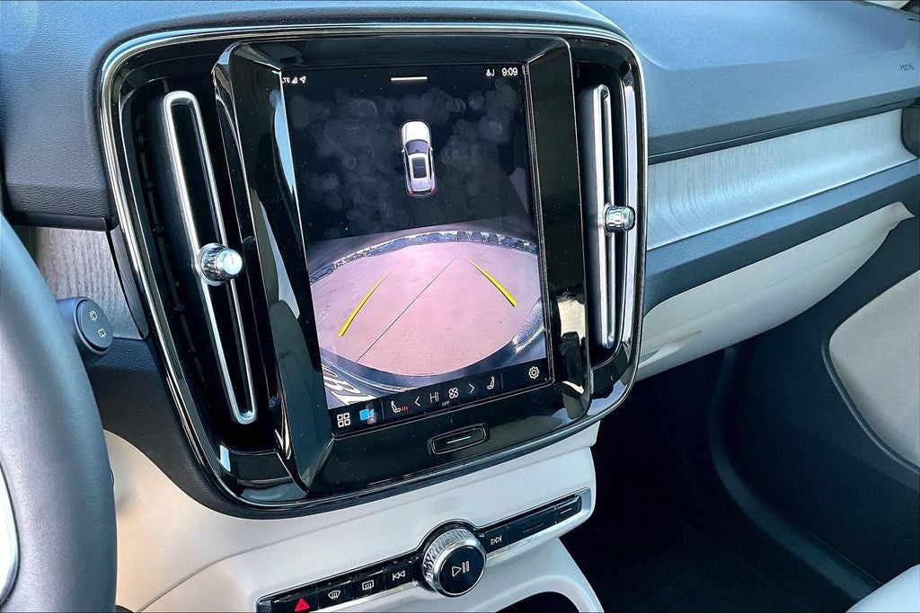2023 Volvo XC40 B4 Plus Bright Theme