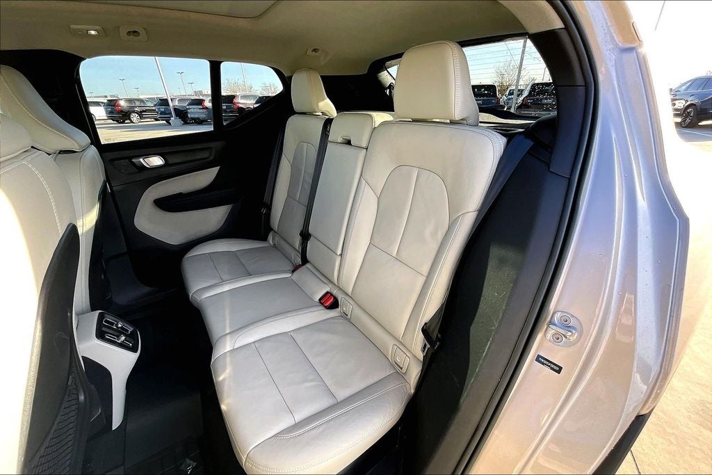 2023 Volvo XC40 B4 Plus Bright Theme
