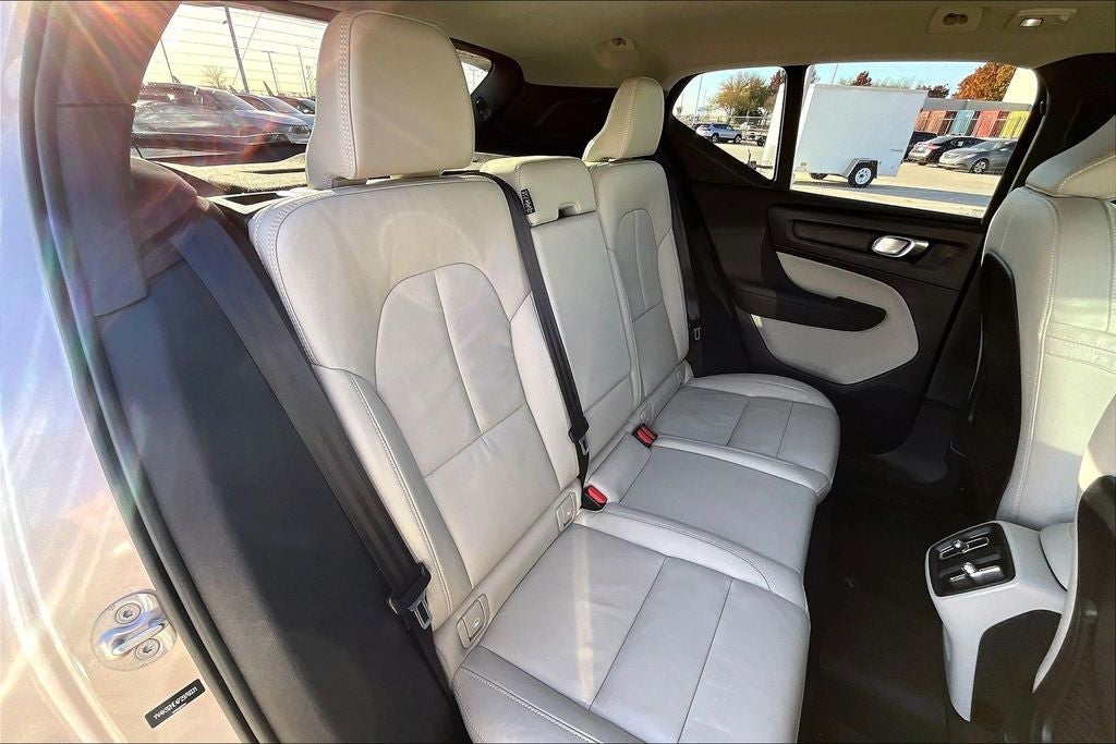 2023 Volvo XC40 B4 Plus Bright Theme