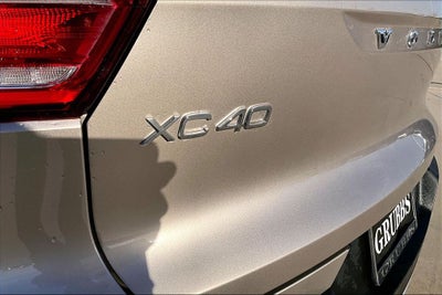 2023 Volvo XC40 B4 Plus Bright Theme