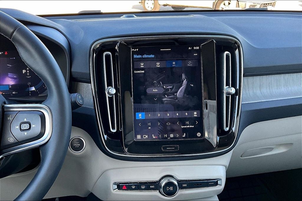 2023 Volvo XC40 B4 Plus Bright Theme