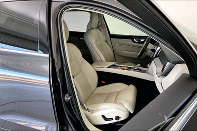 2023 Volvo XC60 B5 Ultimate Bright Theme