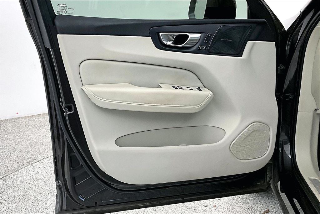 2023 Volvo XC60 B5 Ultimate Bright Theme