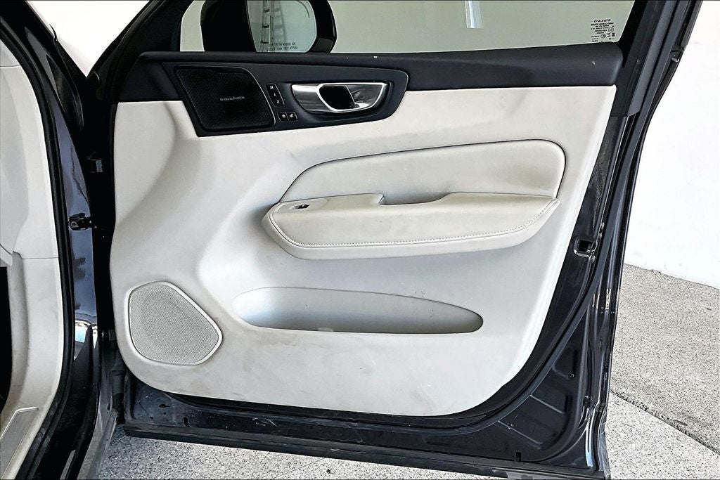 2023 Volvo XC60 B5 Ultimate Bright Theme