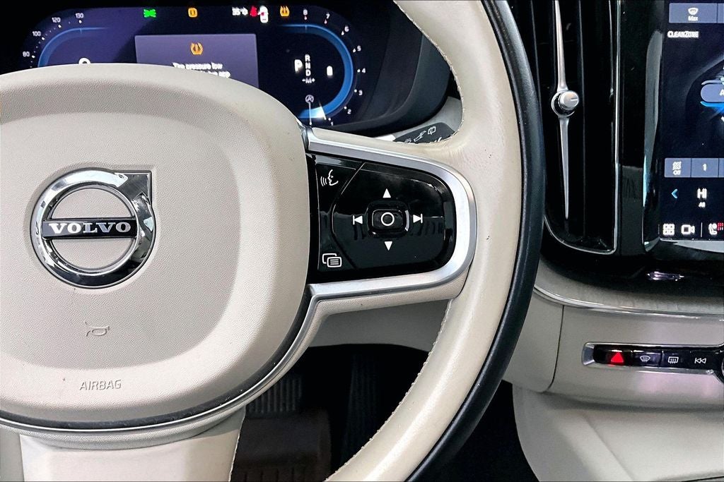 2023 Volvo XC60 B5 Ultimate Bright Theme