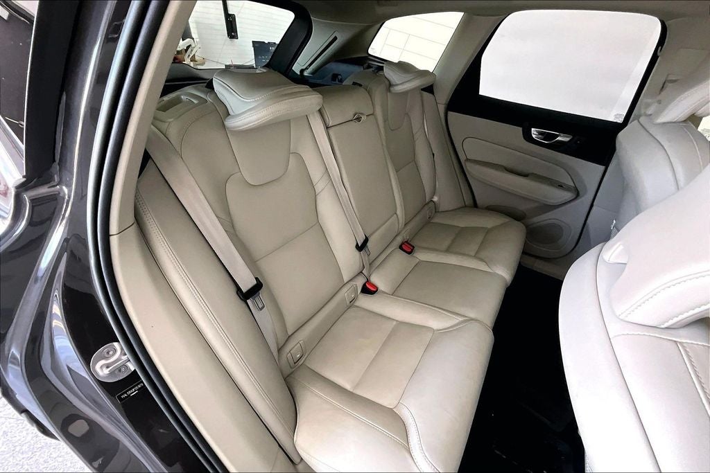 2023 Volvo XC60 B5 Ultimate Bright Theme