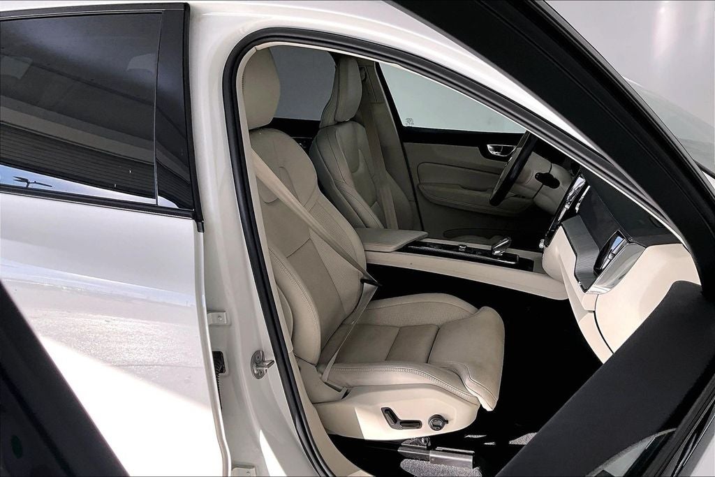 2024 Volvo XC60 B5 Ultimate Dark Theme