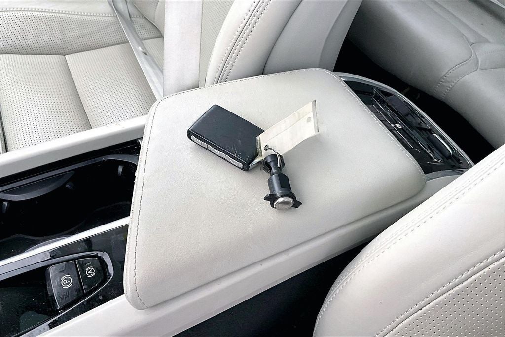 2024 Volvo XC60 B5 Ultimate Dark Theme