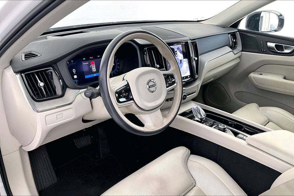 2024 Volvo XC60 B5 Ultimate Dark Theme