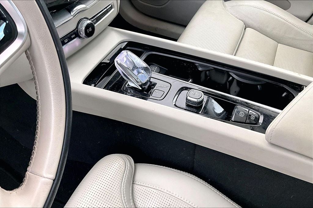 2024 Volvo XC60 B5 Ultimate Dark Theme