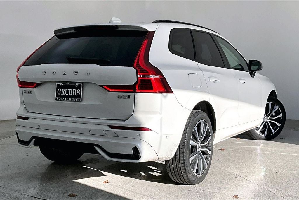 2024 Volvo XC60 B5 Ultimate Dark Theme