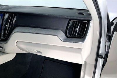 2024 Volvo XC60 B5 Ultimate Dark Theme