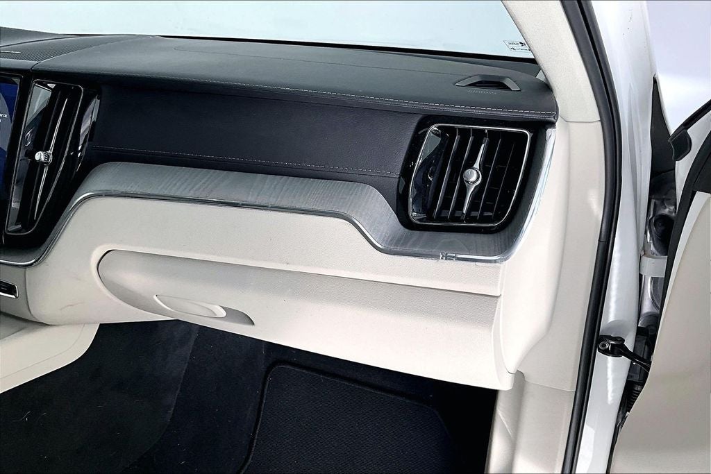 2024 Volvo XC60 B5 Ultimate Dark Theme