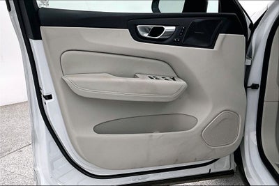 2024 Volvo XC60 B5 Ultimate Dark Theme