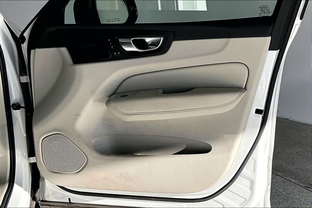 2024 Volvo XC60 B5 Ultimate Dark Theme