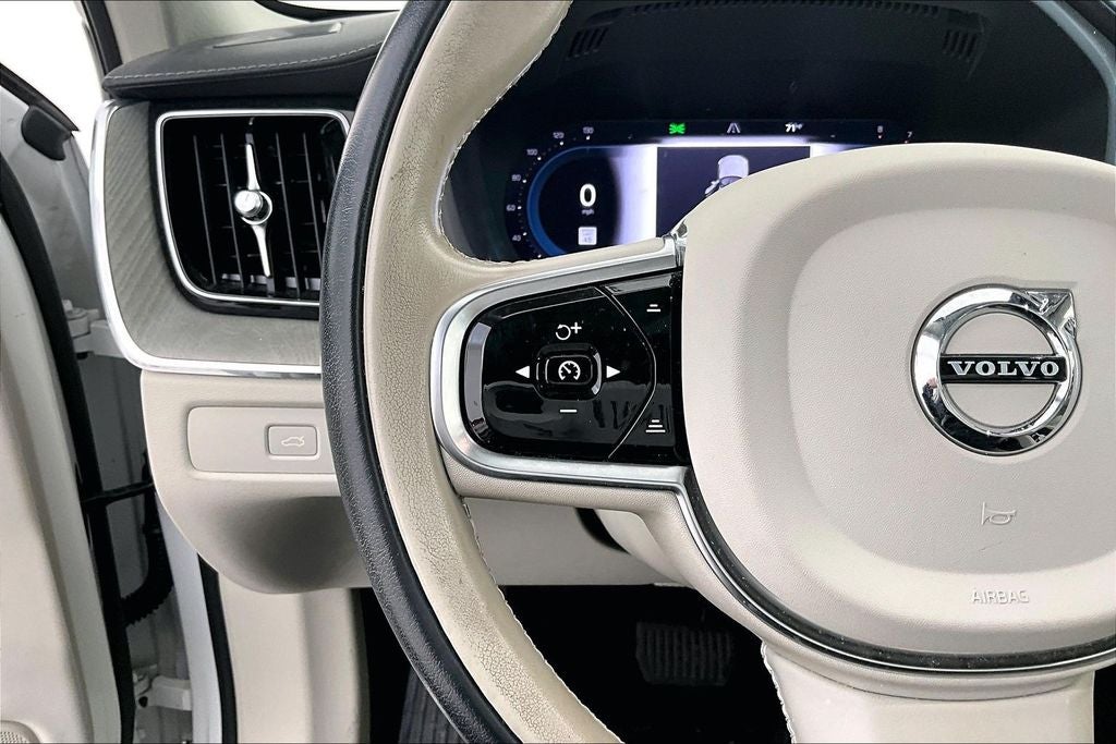 2024 Volvo XC60 B5 Ultimate Dark Theme