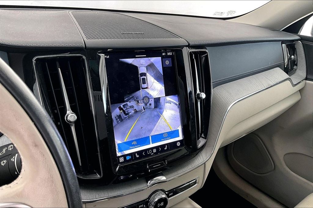 2024 Volvo XC60 B5 Ultimate Dark Theme