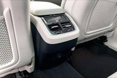 2024 Volvo XC60 B5 Ultimate Dark Theme