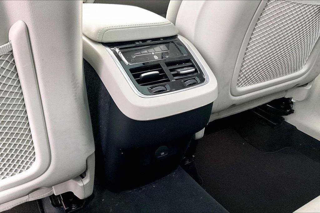 2024 Volvo XC60 B5 Ultimate Dark Theme