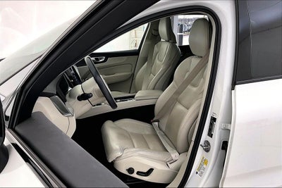 2024 Volvo XC60 B5 Ultimate Dark Theme