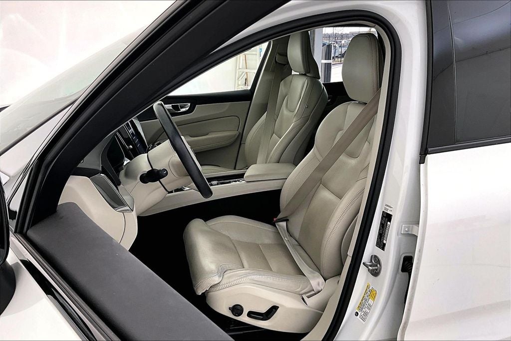 2024 Volvo XC60 B5 Ultimate Dark Theme