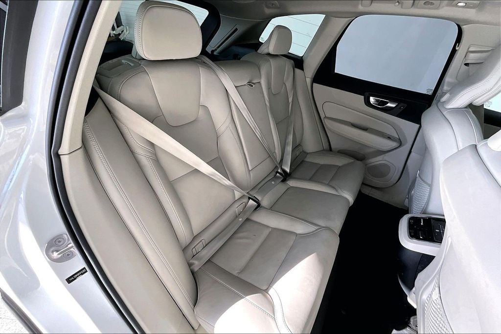 2024 Volvo XC60 B5 Ultimate Dark Theme