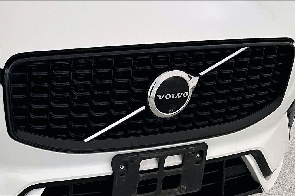 2024 Volvo XC60 B5 Ultimate Dark Theme