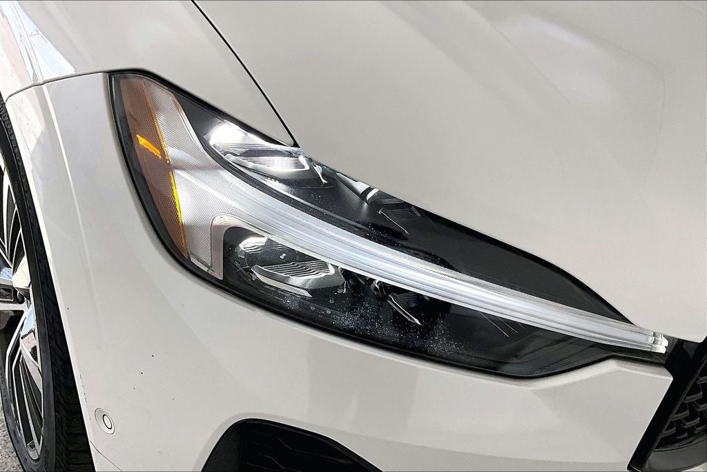 2024 Volvo XC60 B5 Ultimate Dark Theme