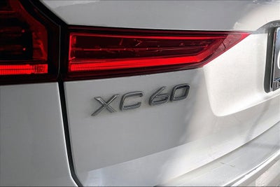 2024 Volvo XC60 B5 Ultimate Dark Theme