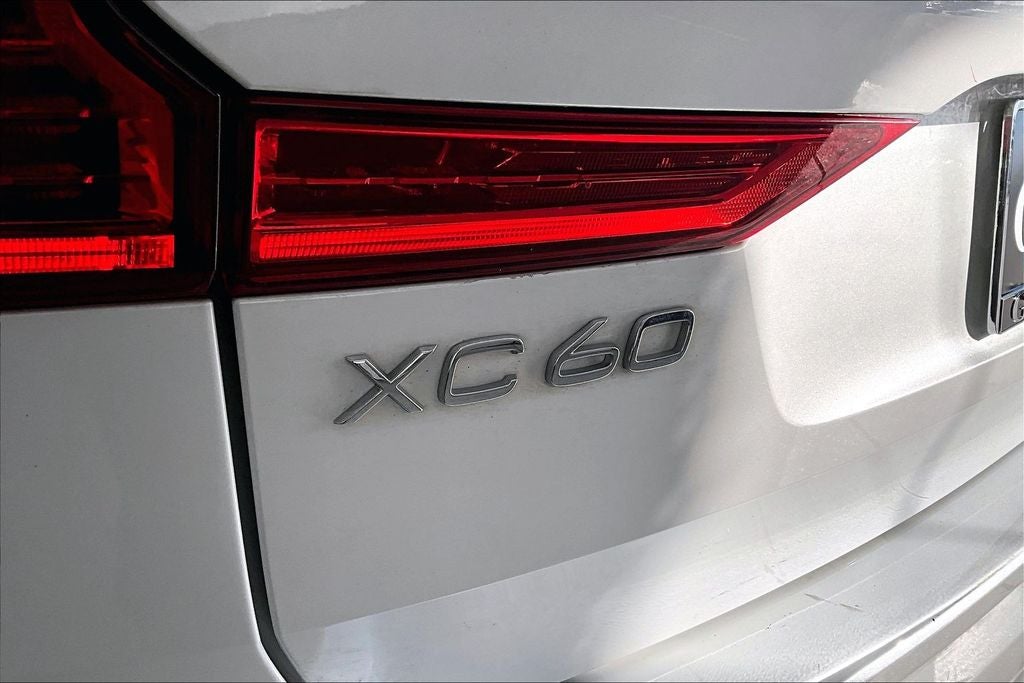 2024 Volvo XC60 B5 Ultimate Dark Theme